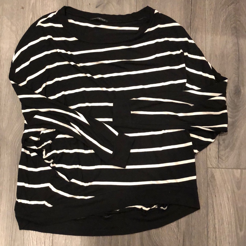 💕3/$10💕Striped black and white top